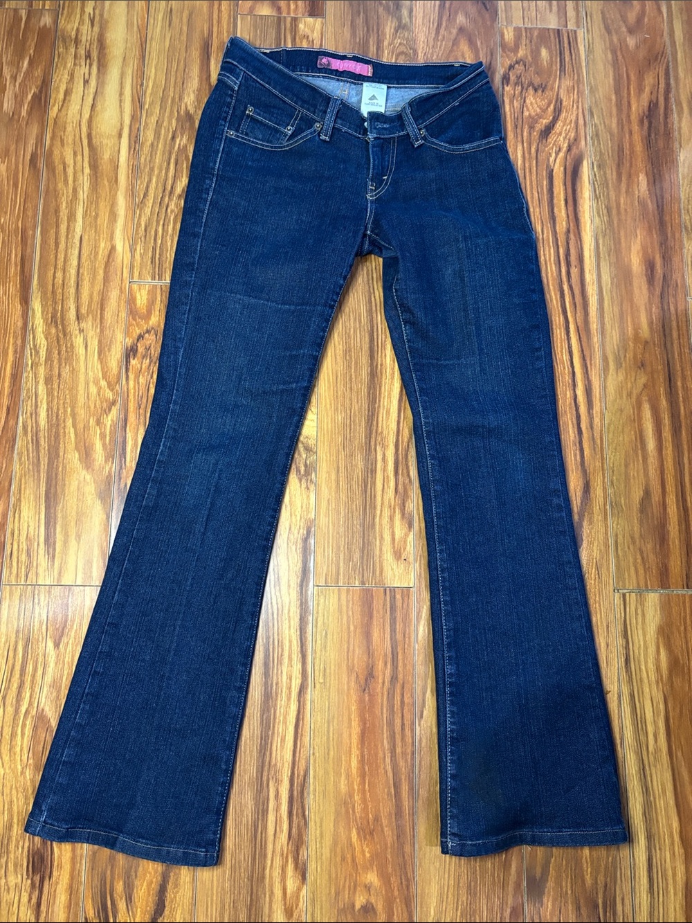 Levi's Curvy Cut Dark Wash Jeans, die 7M.